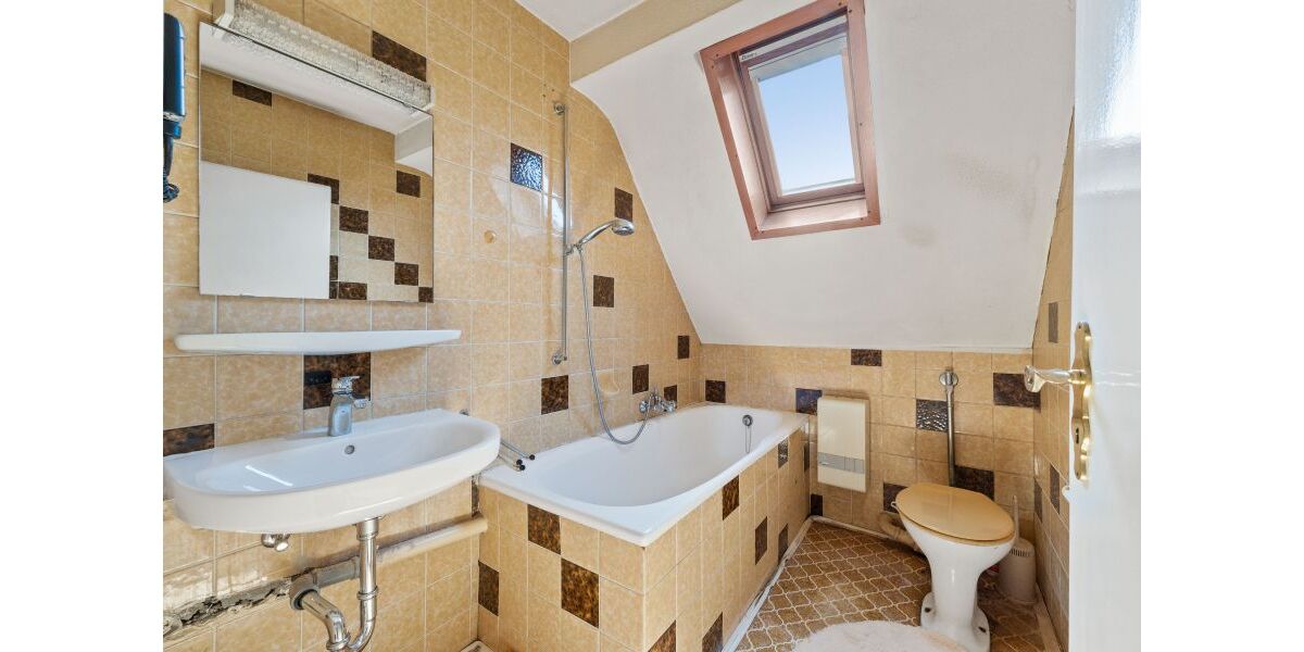 Provisionsfrei* Ohne Provision sehr gut vermietetes Zweifamilienhaus mit Potential + Baugrundstück 809 QM + Waldgrundstück 1594 QM - Zweifamilienhaus Köln Höhenberg | Angebot:27353238