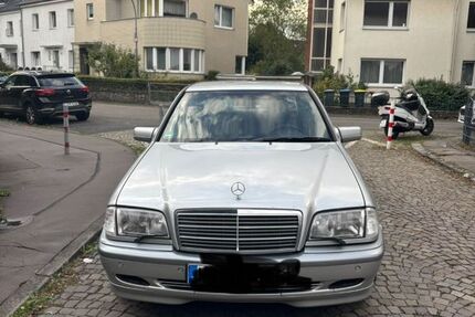 Mercedes-Benz 240 243.400 km 3.000 &euro; Hürth 50354