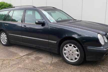 Mercedes-Benz E 270 162.317 km 4.995 &euro; Köln 51107
